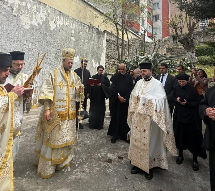 &Mu;&nu;ή&mu;&eta; &tau;&eta;&sigmaf; &Alpha;&gamma;.&Nu;&epsilon;&omicron;&mu;ά&rho;&tau;&upsilon;&rho;&omicron;&sigmaf; &Alpha;&rho;&gamma;&upsilon;&rho;ή&sigmaf; &sigma;&tau;&eta;&nu; &Kappa;&omicron;&iota;&nu;ό&tau;&eta;&tau;&alpha; &Chi;ά&sigma;&kappa;&iota;&omicron;ϊ + vid