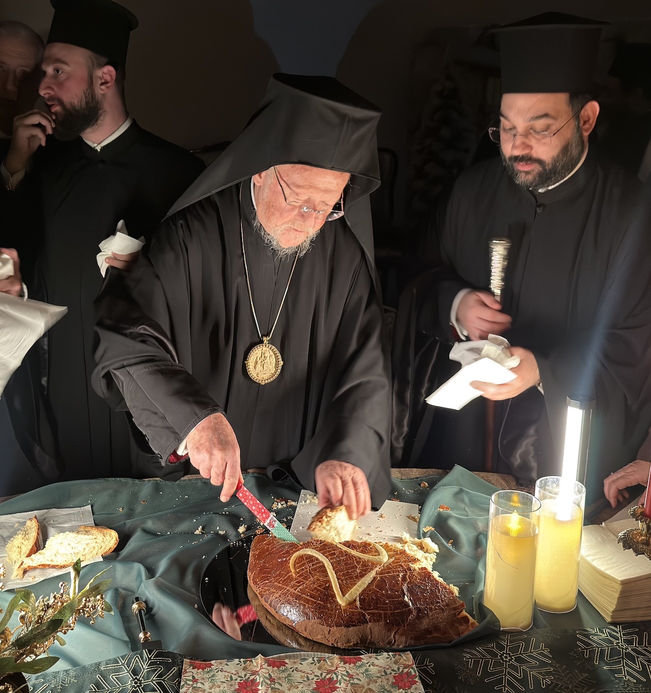 &Omicron; &Omicron;&iota;&kappa;.&Pi;&alpha;&tau;&rho;&iota;ά&rho;&chi;&eta;&sigmaf; &sigma;&tau;&eta;&nu; &epsilon;&omicron;&rho;&tau;&alpha;&sigma;&tau;&iota;&kappa;ή &epsilon;&kappa;&delta;ή&lambda;&omega;&sigma;&eta; &tau;&omicron;&upsilon; &Sigma;&Upsilon;&Rho;&Kappa;&Iota;